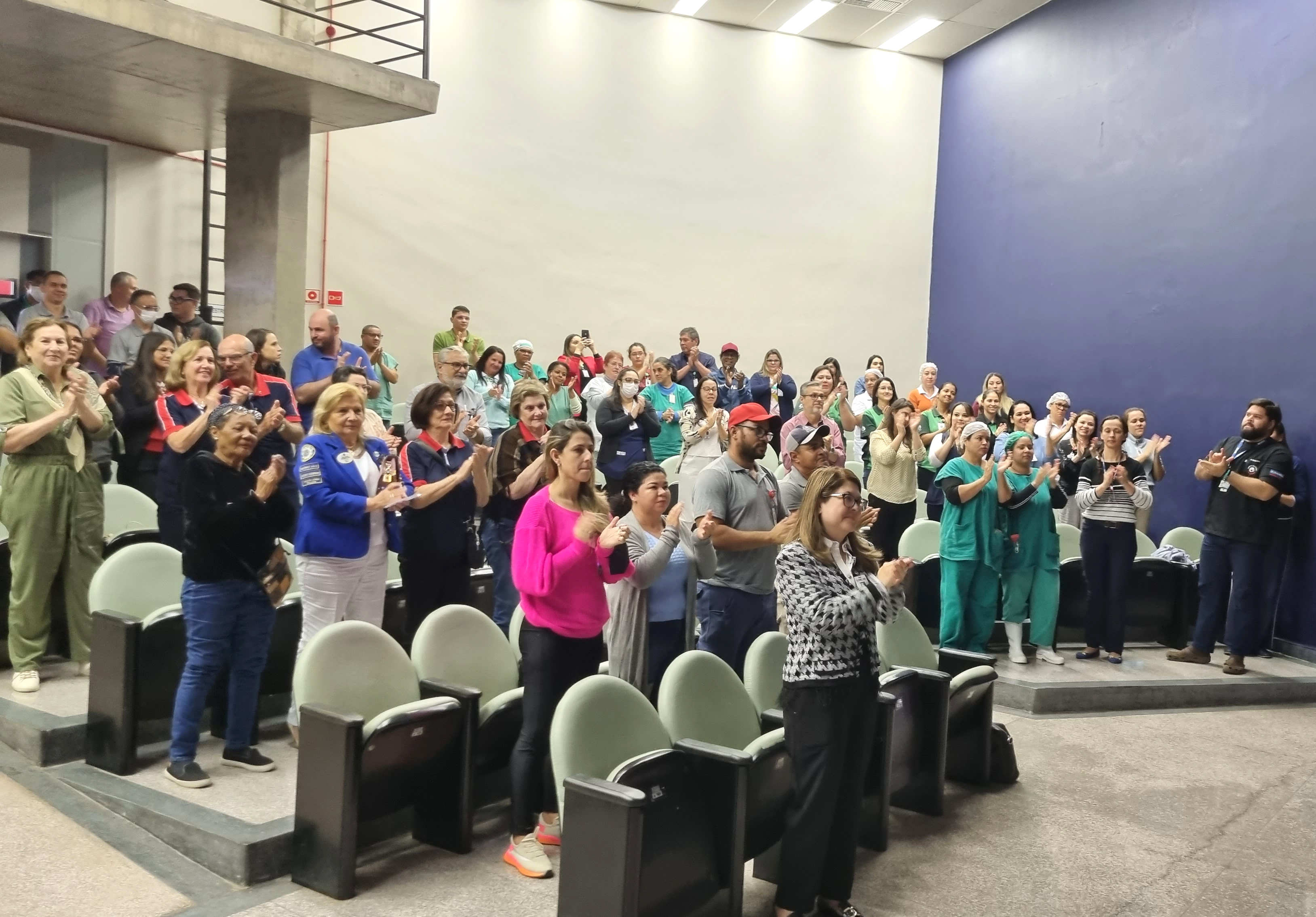 Internado com câncer no estômago, paciente homenageia equipe médica com  desenhos - Comportamento - Campo Grande News